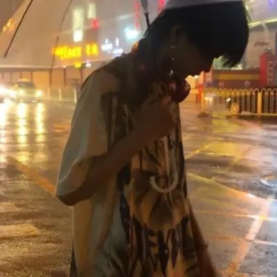 监视麻瓜的圣徒白莺……   史上最强大的黑巫师盖勒特·格林德沃将