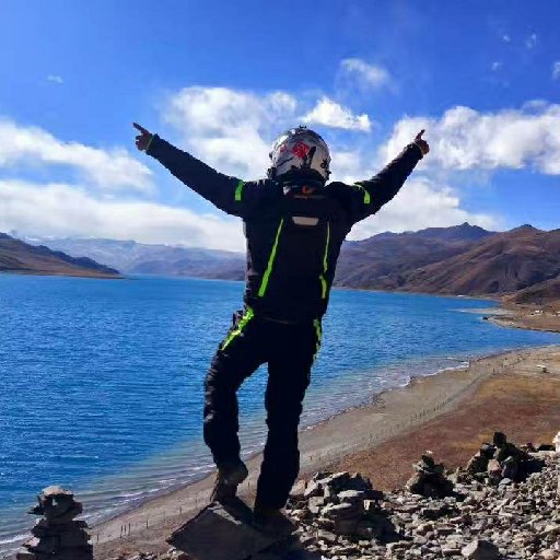 行走在阳光下的头像